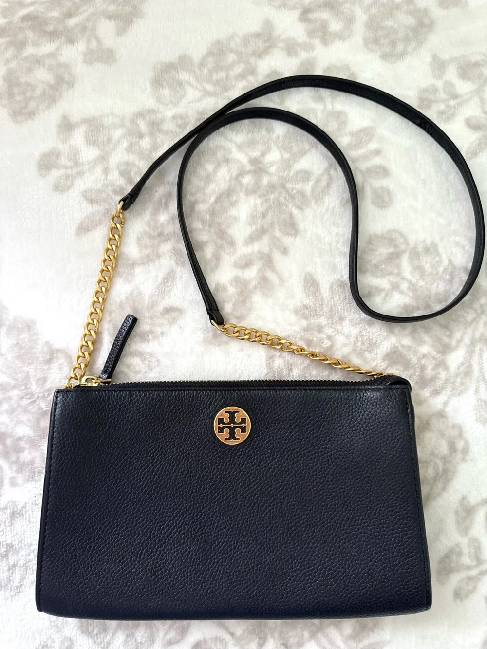 EUC Tory Burch Everly Black Pebbled Leather Crossbody Bag Gold Logo Chain Strap